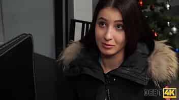 DEBT4k. Une brune enti├иrement naturelle fait de son mieux pour obtenir de l'argent pour une voiture video